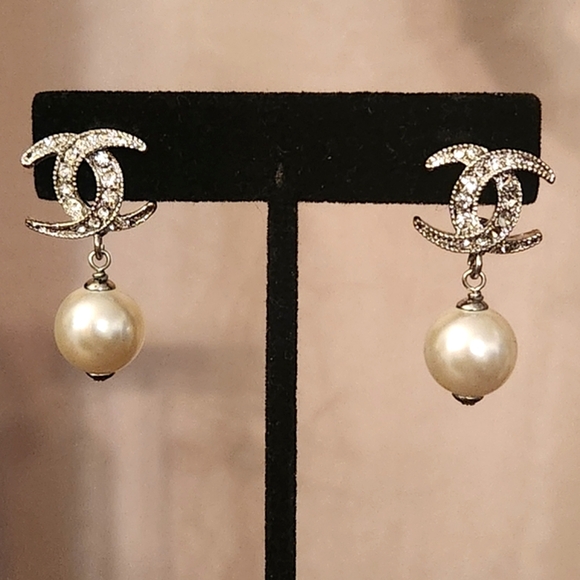 🔥Chanel CC Moon Crystal Faux Pearl Dangle Piercing Earrings - Picture 4 of 12